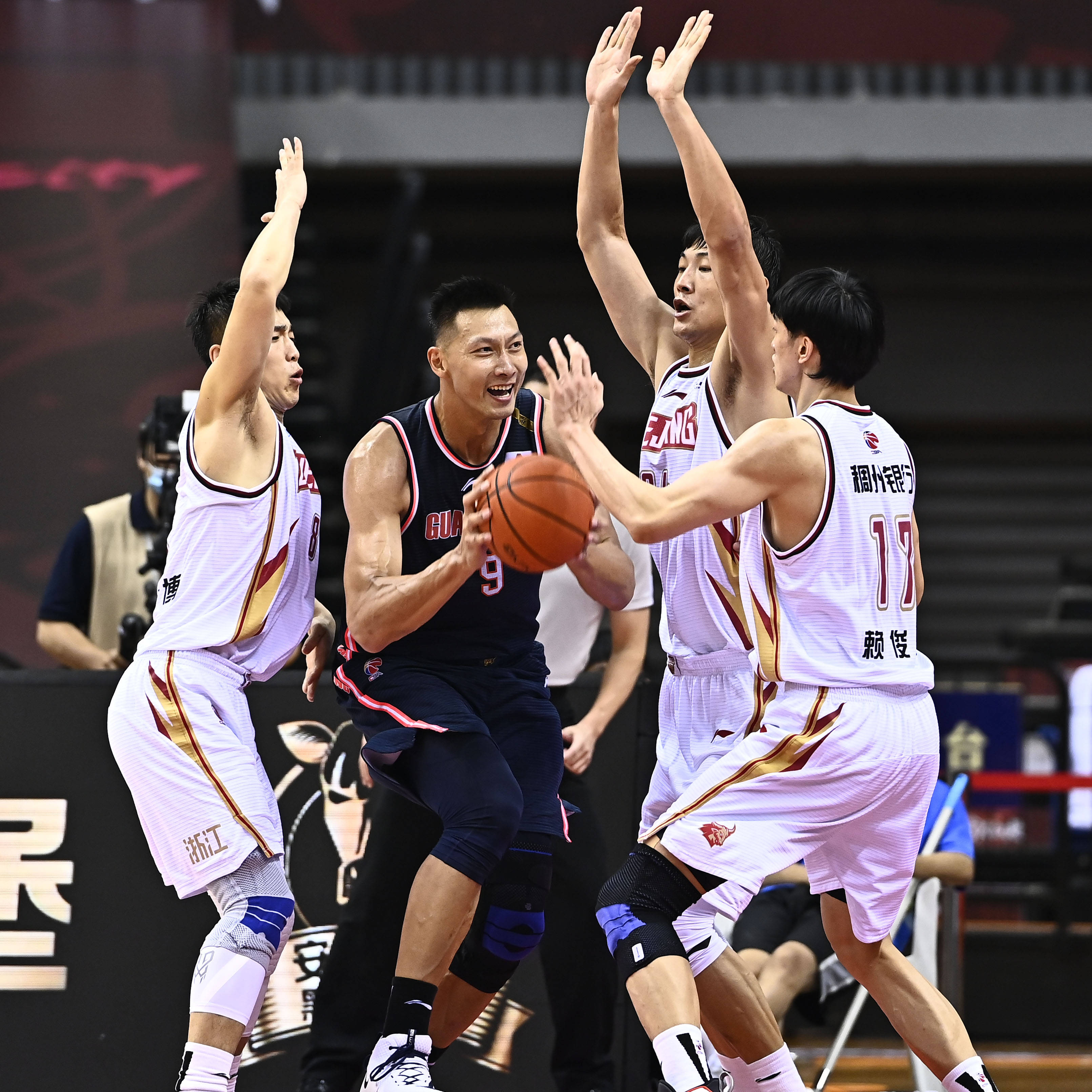 风云突变！新疆广汇赛后完成体检；CBA常规赛版图或变；气氛紧张；临场指挥获称赞 -竞技宝平台